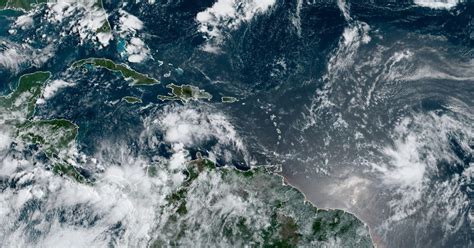 Huracán katia toca tierra en costas mexicanas del golfo de méxico. Centro Nacional de Huracanes vigila tres ondas tropicales ...