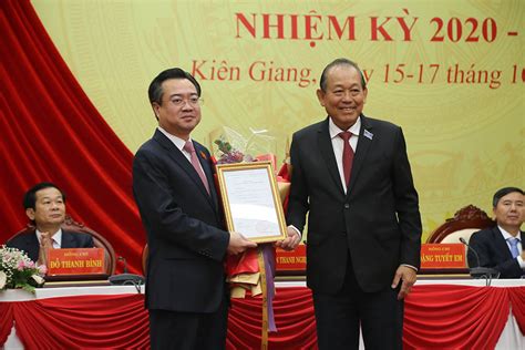 Ông từng là giảng viên đại học kiến trúc. Trao quyết định ông Nguyễn Thanh Nghị làm Thứ trưởng Bộ Xây dựng - VietNamNet
