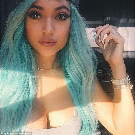 Kylie Jenner Responds To Lip Plumping Challenge Craze Daily Mail Online