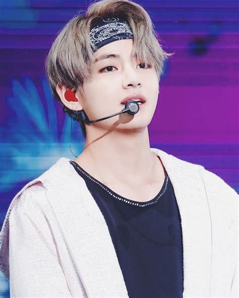 Share the best gifs now >>>. Kim Taehyung Family, Net Worth, Girlfriend, Biography ...