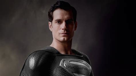 Zack snyder is keeping the snyder cut flames alive by sharing a photo of henry cavill in superman's black suit, which is a big deal to supes fans. Rolling Stone · Zack Snyder mostra Superman de uniforme ...