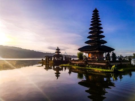 Pura ulun danu bratan, hindu temple with boat on bratan lake landscape at sunrise in bali, indonesia. ULUN DANU BRATAN TEMPLE (Pura Ulun Danu Bratan) - Bali ...