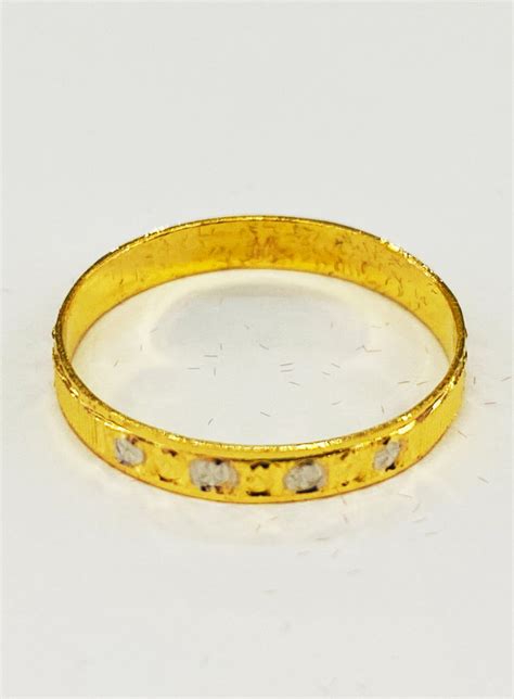 Khas buat bakal pasangan yang ingin membuat majlis pertunangan atau perkahwinanboleh juga dipakai sebagai perhiasan hariancincin ini diperbuat dari emas 916 harga: CINCIN BELAH ROTAN (XII)