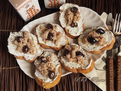 È una ricetta ispirata ad un post di qualche giorno fa di machedavvero.it, riveduta, integrata e corretta! Crostini al forno con Philadelphia, tonno e olive - PTT ...