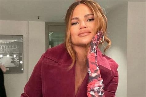Chrissy Teigen Strips Naked For Candid Snap As She Admits To Having Very Long Toes Daily Star