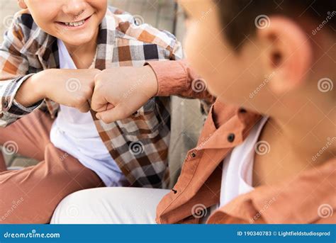 Kijk Op Glimlachende Jongen Die Vuile Bult Met Broer Maakt Stock Afbeelding Image Of Samen