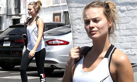 Makeup Free Margot Robbie Flaunts Fit Figure In Activewear Daily Mail Online