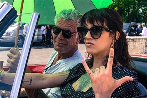 Bourdain shared several heartfelt posts about argento on instagram throughout their relationship, calling her his shelter from. Asia Argento revela que ela e Anthony Bourdain "traiam-se ...