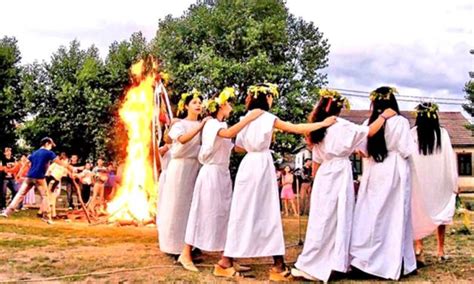 Ielele sunt prezente in mitologia romaneasca inca din epoca dacica, fiind considerate continuatoare puteri: sanziene | Mythologica.ro