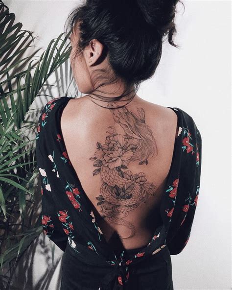 Lista Foto Tatuaje De Drag N En La Espalda Mujer Mirada Tensa