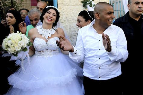 Human Chains Protect Wedding Of Muslim Man Israeli Woman