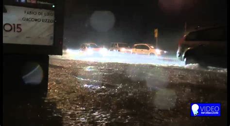 Cieli molto nuvolosi o coperti al mattino con piogge e rovesci anche temporaleschi, in temporanea. Maltempo a Napoli e lago d' Averno esondato - YouTube