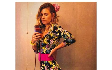 Carolina Dieckmann Mostra Curvas Em Look Floral Vogue Gente