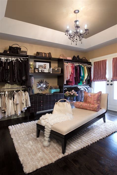 The standard dimensions for a walk in closet include a width of 5 to 12 feet, with a typical average of 6 ½ feet wide. 25 perfect and stylish walk-in-closets