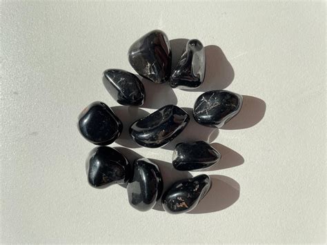 Black Onyx Meaning Properties Benefitsanduses The Green Crystal