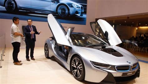 Bmw i8 mobil ini sebenarnya sudah dipamerkan di giass 2014 dan antusiasme pengunjung saat banyak pajak yang mengenai bme i8 seperti pajak barang mewah mesin hybrid dan masih banyak lagi.namun dari harga 4 milyar tersebut jika dibandingkan fitur dan perfoma cukup oke sport car ini. 8 Unit BMW i8 di Indonesia Habis Terjual - Mobil Gooto.com