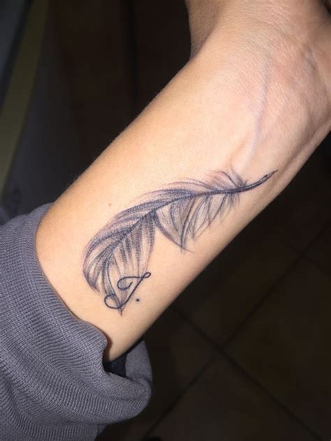 Feather Tattoo On Wrist Finger Tattoos Fish Tattoos Hennas Feather Tattoo Art Things Henna
