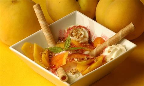 Casi siempre han tenido un hueco en la pequeña pantalla y han mantenido una una de las fórmulas del éxito de arguiñano es su particular mezcla de cocina y humor. Receta de Melocotones Melba - Karlos Arguiñano