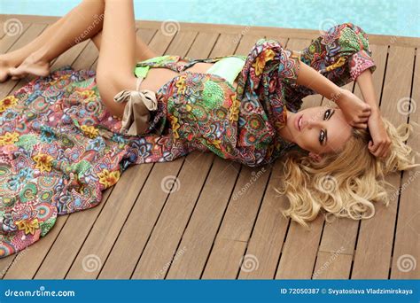 Donna Splendida Sexy Con Capelli Biondi In Bikini Elegante Immagine