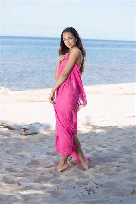 Papel De Parede Slava A Mulheres Morena Cabelo Longo De Praia Areia Agua Mar Toalha