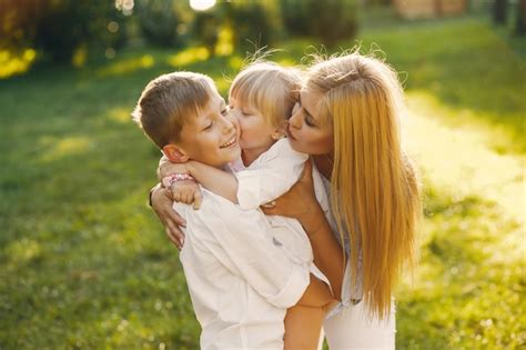 Madre Con Hijos Foto Gratis