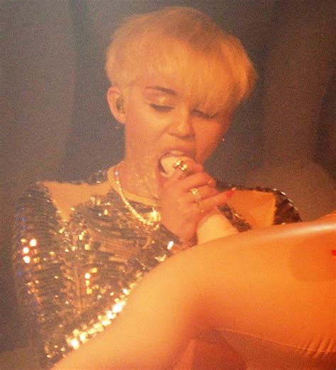 Miley Cyrus Gives Blowjob TubeZZZ Porn Photos