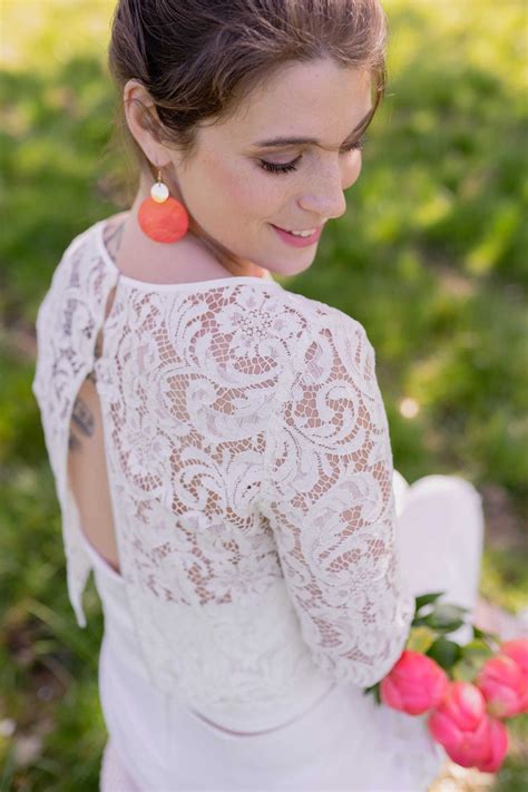 Viele frauen wünschen sich heute, ihre hochzeit ein wenig anders zu gestalten und in gewisser weis. Brautkleid Zweiteiler mit einem Oberteil aus Spitze ...