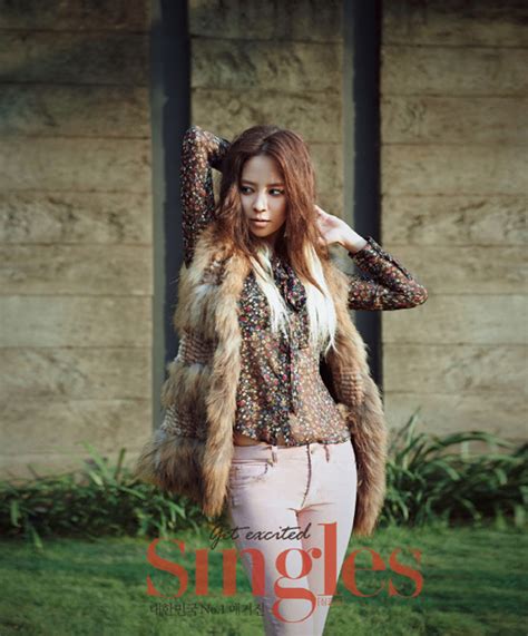 Ia dikenal sejak berperan sebagai ballerina min hyo rin dalam serial drama princess hours (mbc, 2006), lady yesoya dalam serial drama jumong (mbc, 2006) dan sebagai ratu di film a frozen flower. K_Popzine: Song Ji Hyo (Photoshoot) December 2012