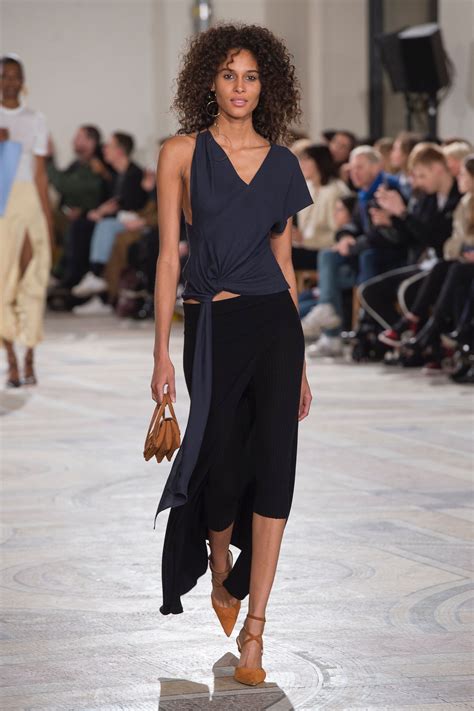 Jacquemus Fall 2018 Ready To Wear Fashion Show Collection Fashion