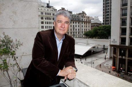 Principalmente um defesa central, pode ocasionalmente jogar como lateral ou até mesmo trinco. O difícil para equilibrar contas 'é o desafio político', diz Mauro Ricardo