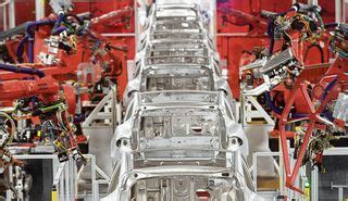Tesla boss elon musk has revealed the company is building a highly advanced humanoid robot. 'Overdosis robots nekt productie Tesla Model 3' - NRC