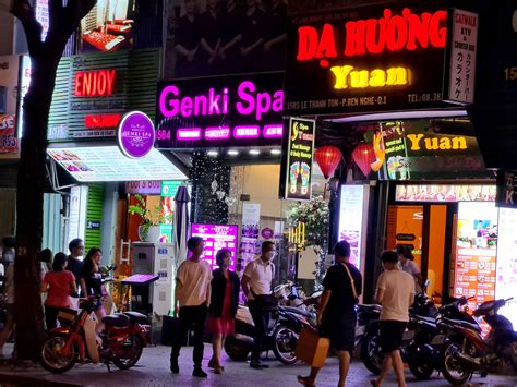 Ho Chi Minh Citys ‘backpacker Area Bustling Again As Bars Reopen Tuoi Tre News