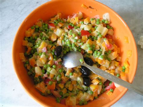 Ce nom, apparu en français au xviiie siècle dans le domaine culinaire. Macédoine de légumes | Macedoine de legumes, Macédoine ...