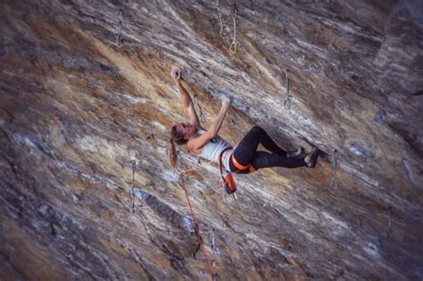 Mes parents tenaient une salle d'escalade sur annecy donc je suis. Julia Chanourdie, dans l'enchaînement de son premier 9a ...