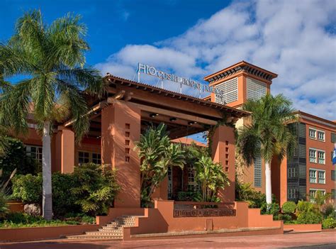 The architecture of the hotel is beautiful and it offers gorgeous views of the paradise that surrounds it. Hotel H10 Costa Adeje Palace, Canarische Eilanden, Costa ...