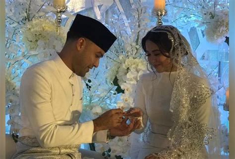 Gelagat comel anak emma maembong , shariq gabriel layan mama dance dihari raya #emmamaembong. Emma Maembong kini bergelar isteri kepada juruterbang ...