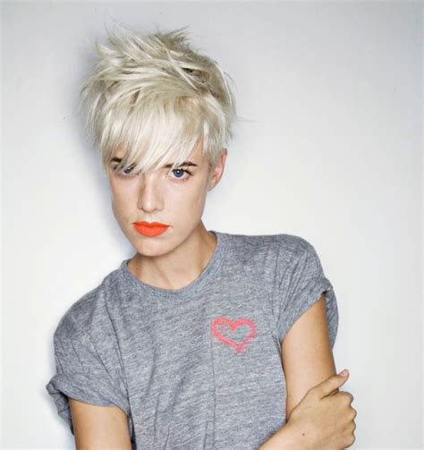 Coupe cheveux gris femme cette femme aux cheveux grisonnants a choisi un look naturel ne colorant pas sa chevelure. Faites ressortir votre douceur et force féminine en osant ...