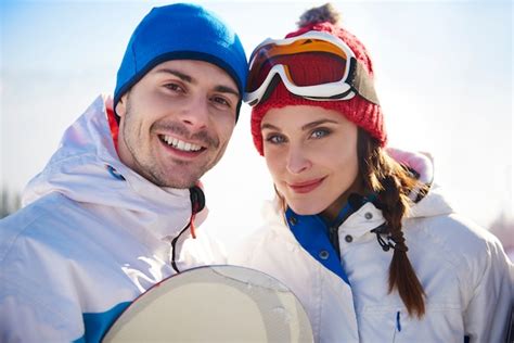 Portrait De Couple Sur Les Vacances De Ski Photo Gratuite