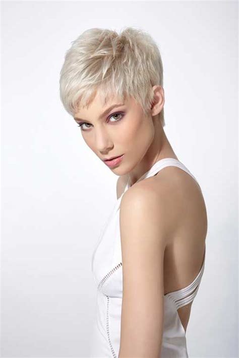 Amber valletta layered hairstyle with blunt bangs. Pin on short hair cuts