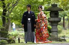couple kimono japan japanese wedding traditional attire pose dress tokyo marriage dressed newlywed today ap hibiya photograph park people