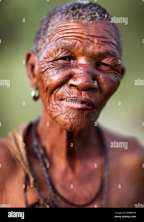 mujer tribal de la tribu de bosquimanos en el desierto del kalahari botswana fotografía de