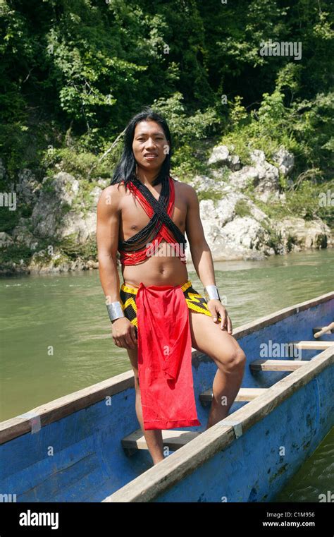 Los Embera De Panamá En Drua Indios Que Viven En Chozas De Paja En Un