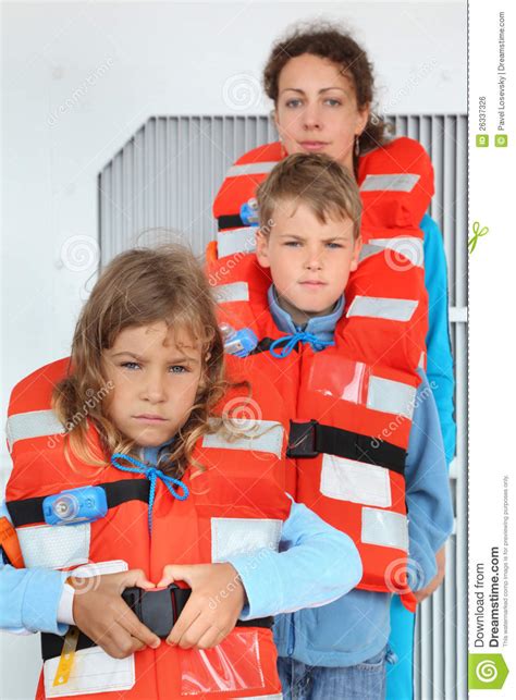 De Familie Test Hun Oranje Reddingsvesten Stock Foto Image Of Veiligheid Dochter