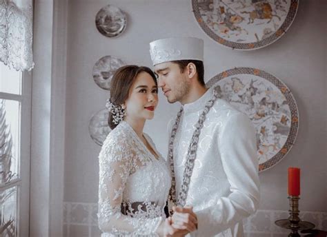 Foto Foto Pernikahan Aura Kasih Dan Eryck Amaral Dengan Outfit Serba