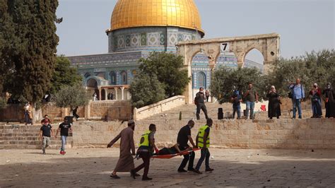 Hundreds Of Palestinians Hurt After Israeli Police Enter Aqsa Mosque The New York Times