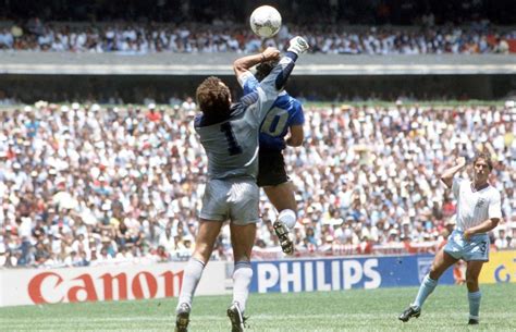 22 De Junio De 1986 Diego Maradona Marca El Gol De La Mano De Dios 1986 Fotos Antiguas De