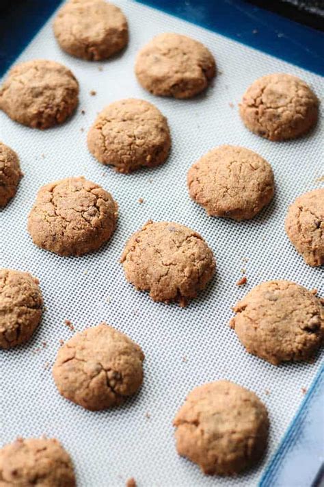 The base for these cookies is delightfully short and treads the perfect line between being tender and stir in 5 teaspoons lemon juice and enough of the 4 to 5 tablespoons water to make a thin icing. Mini S'mores Sandwich Cookies | Destination Delish