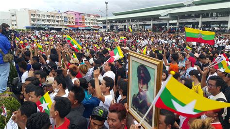 2488 ในนครย่างกุ้ง ปัจจุบันอายุ 75 ปี ซูจีเป็นบุตรสาวคนเล็กในทั้งหมด 3 คนของ นายพลอองซาน. ทะเลมนุษย์! ภาพชุดแรงงานพม่า รอรับ "อองซาน ซูจี" 23 มิ.ย.59