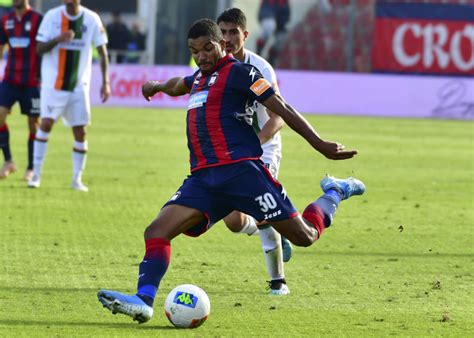 Messias brezilya'den eski futbolcu önlibero son kulüp: Messias attaccante del Crotone: E' un momento molto triste ...