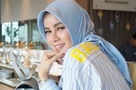 Olla Ramlan Mantap Berhijrah Intip Tampilan Anggunnya Dengan Hijab Yang Super Cantik Stylo